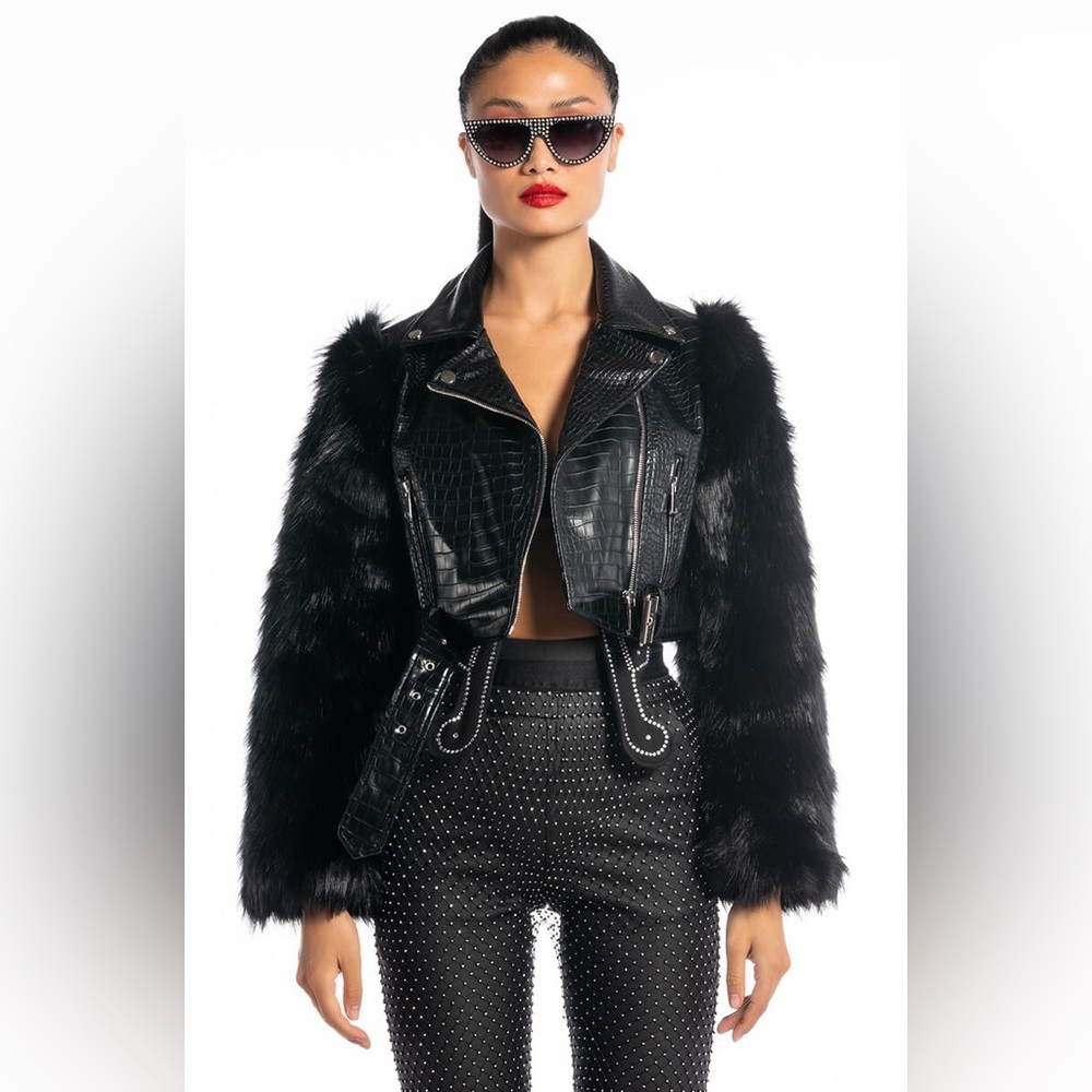AZALEA WANG NOLA FAUX FUR SLEEVE CROC BODY MOTO JACKET BLACK